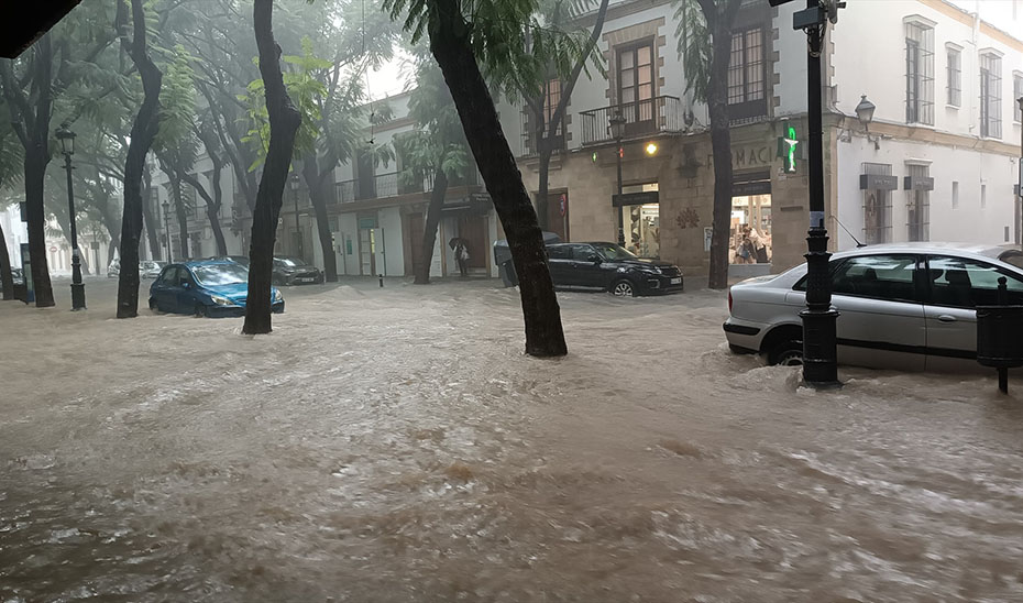 Calle Porvera en Jerez con agua acumulada por las lluvias de la Dana (Europa Press).